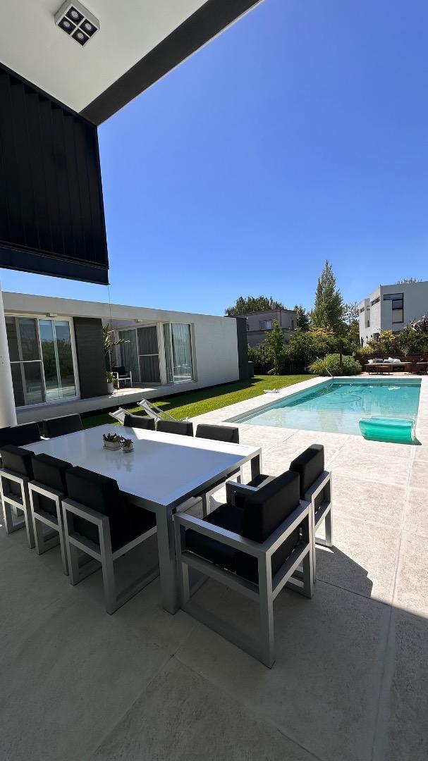 CASA EN VENTA TERRAVISTA 5 SUÍTES PLAYROOM FINANCIA PERMUTA