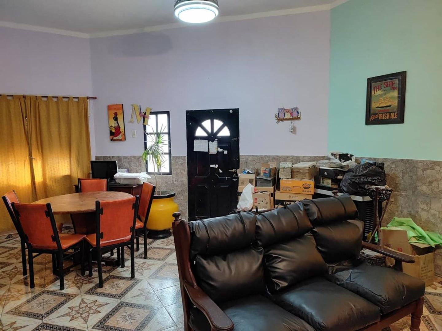 CASA ESQUINA 2 DORM CON COCHERA Bº MAULLER