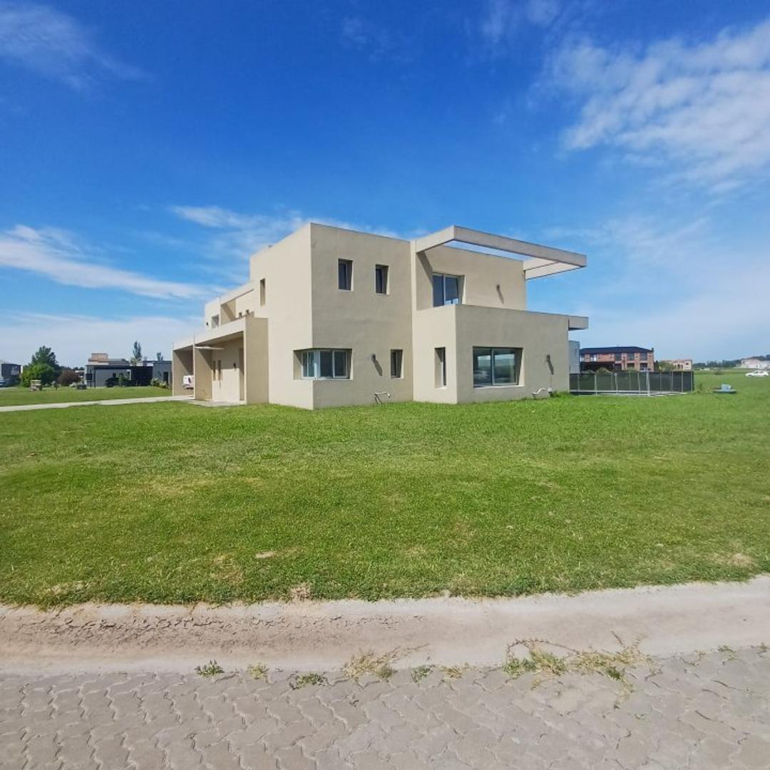 Casa 6 ambientes con 5 baños