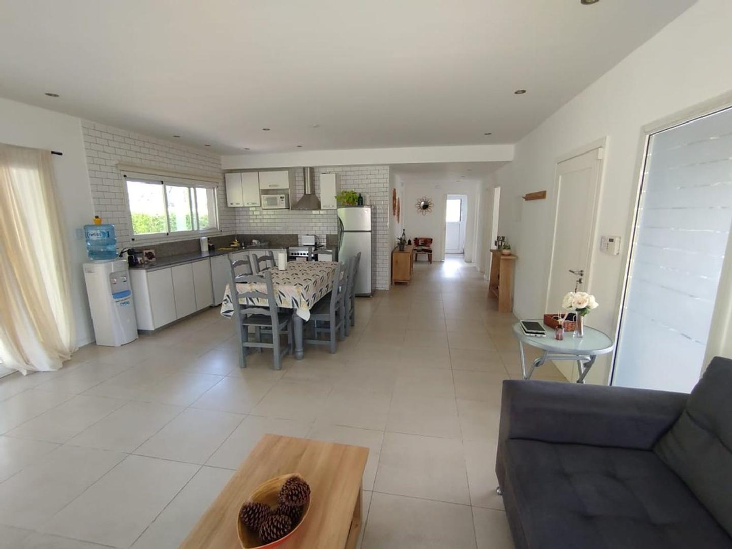 Casa 4 ambientes con 2 baños