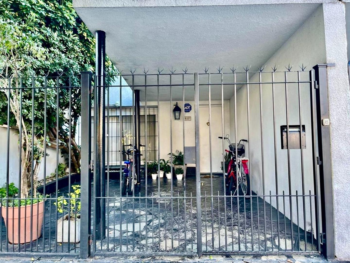 HERMOSO DUPLEX CON PATIO, TERRAZA Y GARAGE - CERCA DE AV.