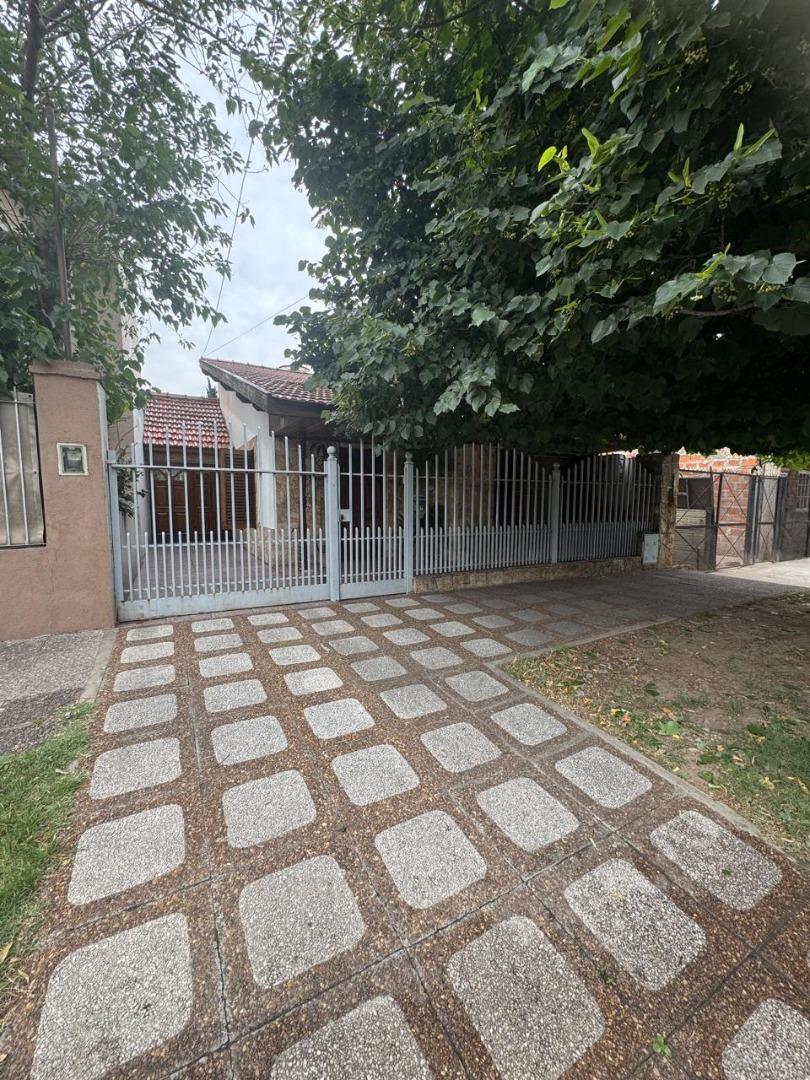 Hermosa Casa con Parque y Quincho en Banfield