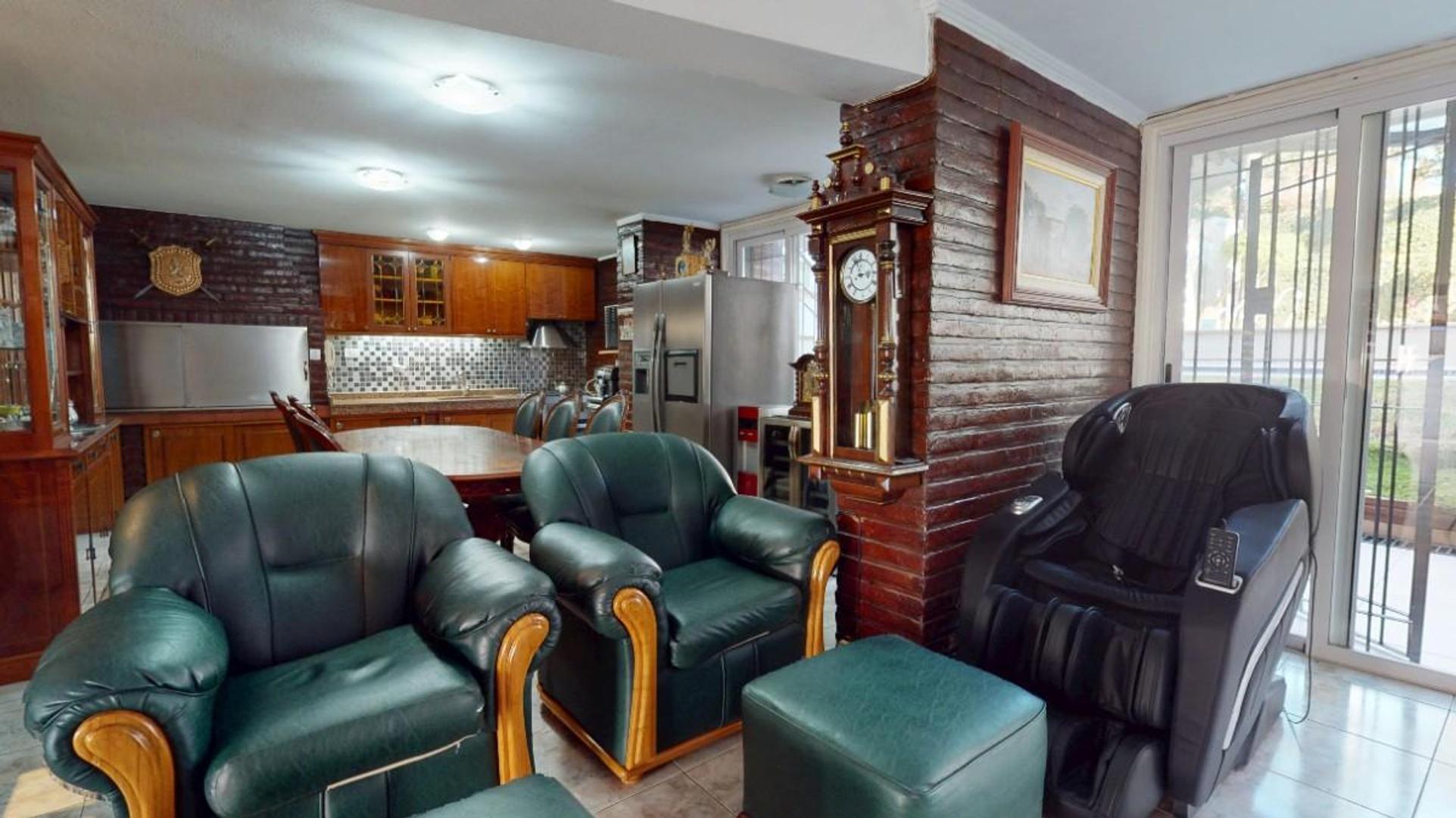 Casa en Venta con 3 cocheras