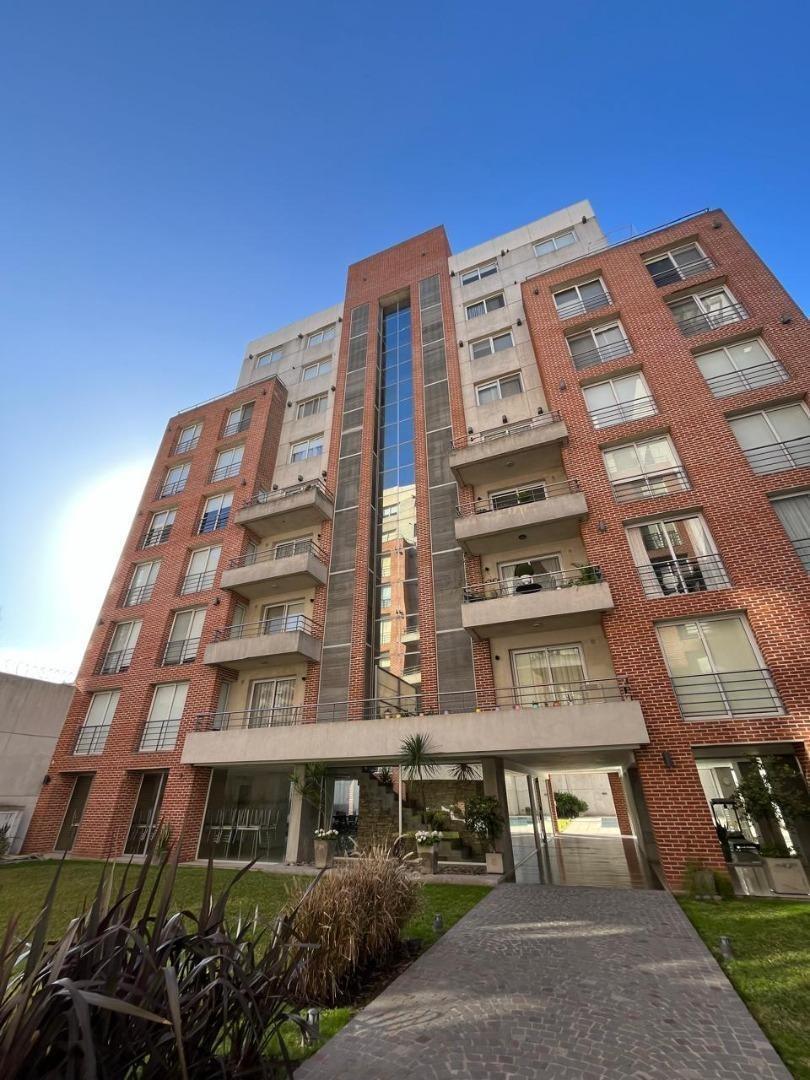 Departamento 3 ambientes impecable con cochera y baulera