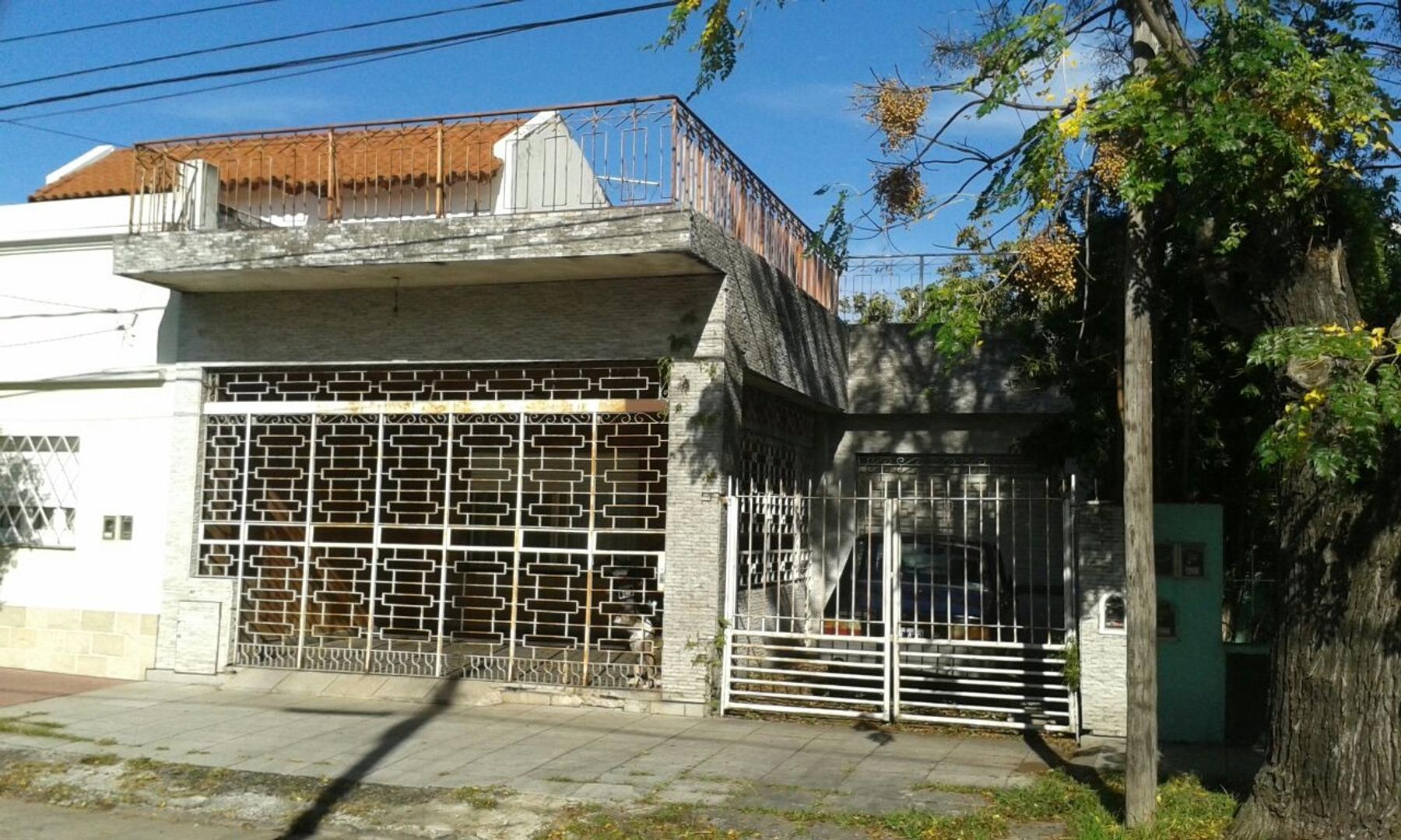 VENTA CASA VILLA LYNCH CUATRO AMBIENTES TRES COCHERAS