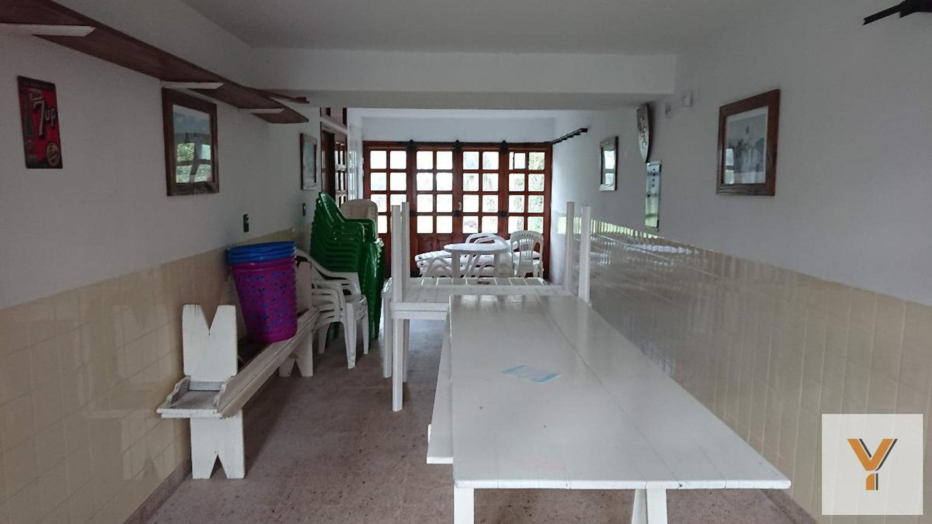 Casa 8 ambientes con 2 baños