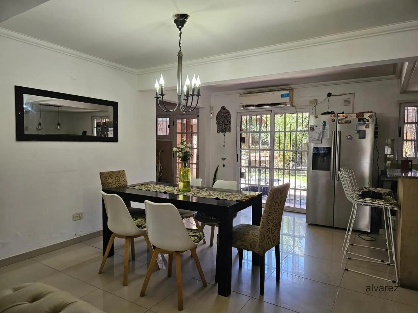 Casa 4 ambientes con 2 baños