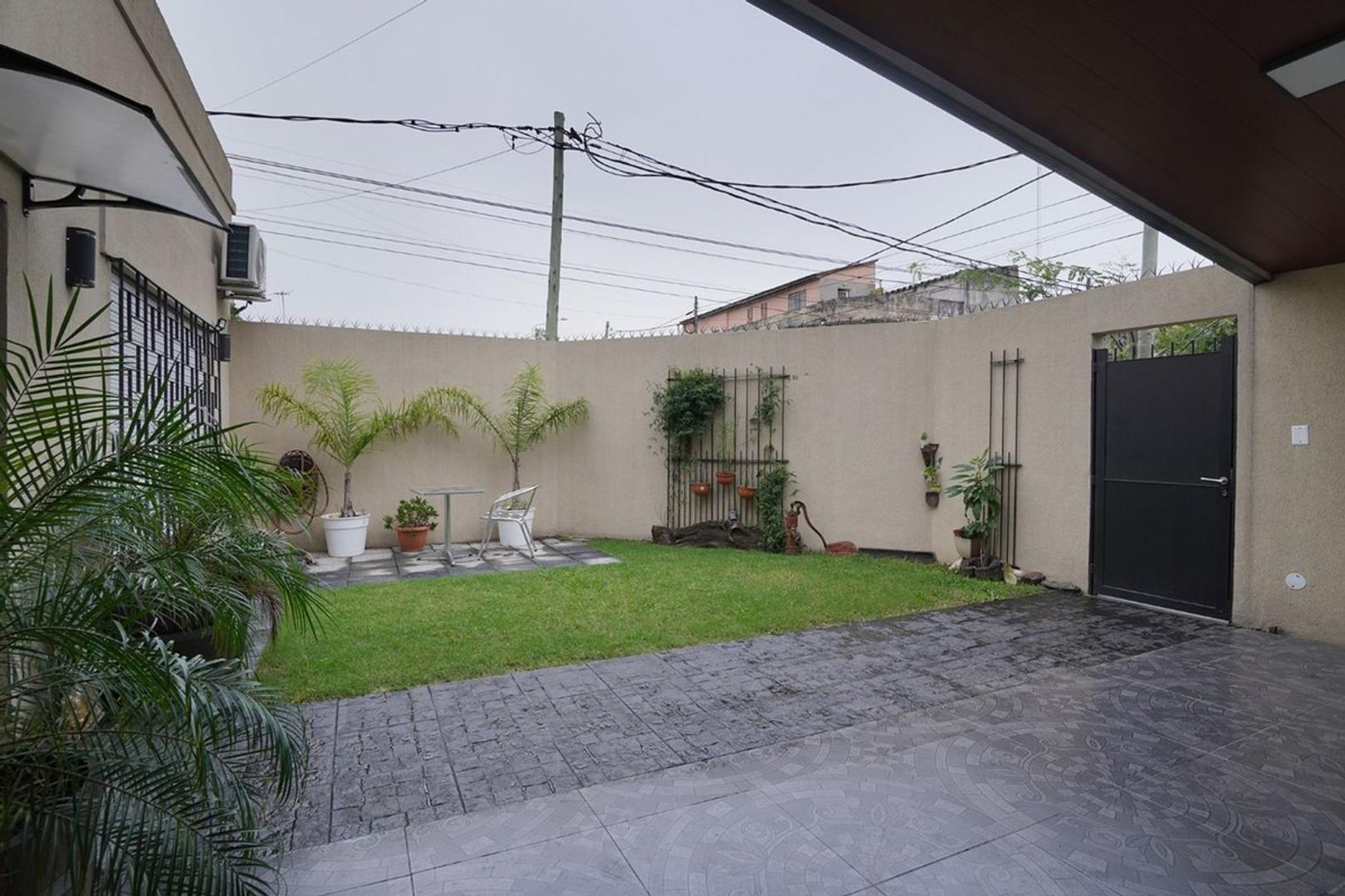 VENTA CASA 5 AMB. COCHERA JARDIN LOMAS DEL MIRADOR
