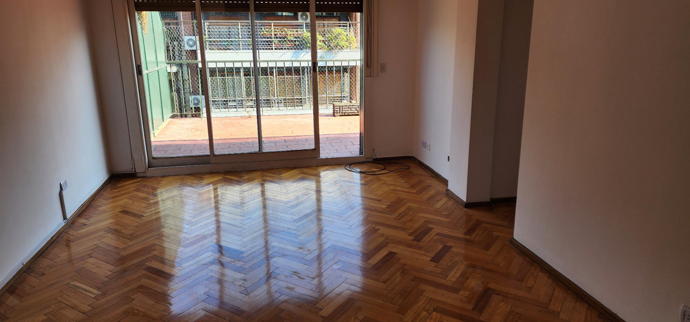 2 ambientes al frente con hermoso y amplio balcón terraza