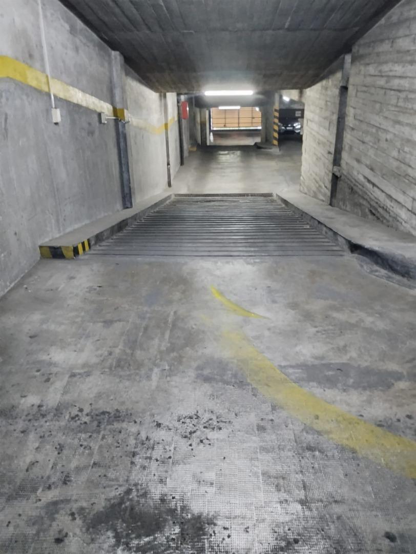 Cochera cubierta centro de las lomitas