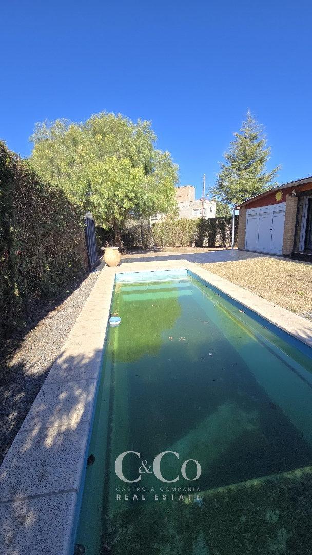 Venta Casa De 2 Dormitorios C/Pileta En Las Mojarras, Parque Siquiman