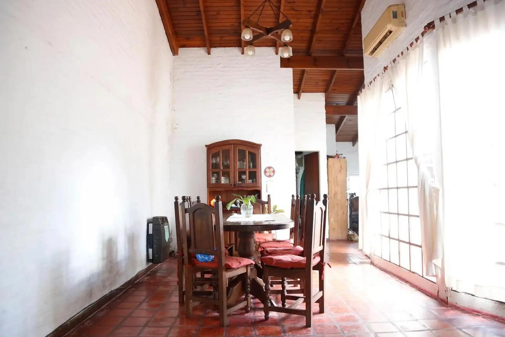 Casa en Venta con 2 cocheras