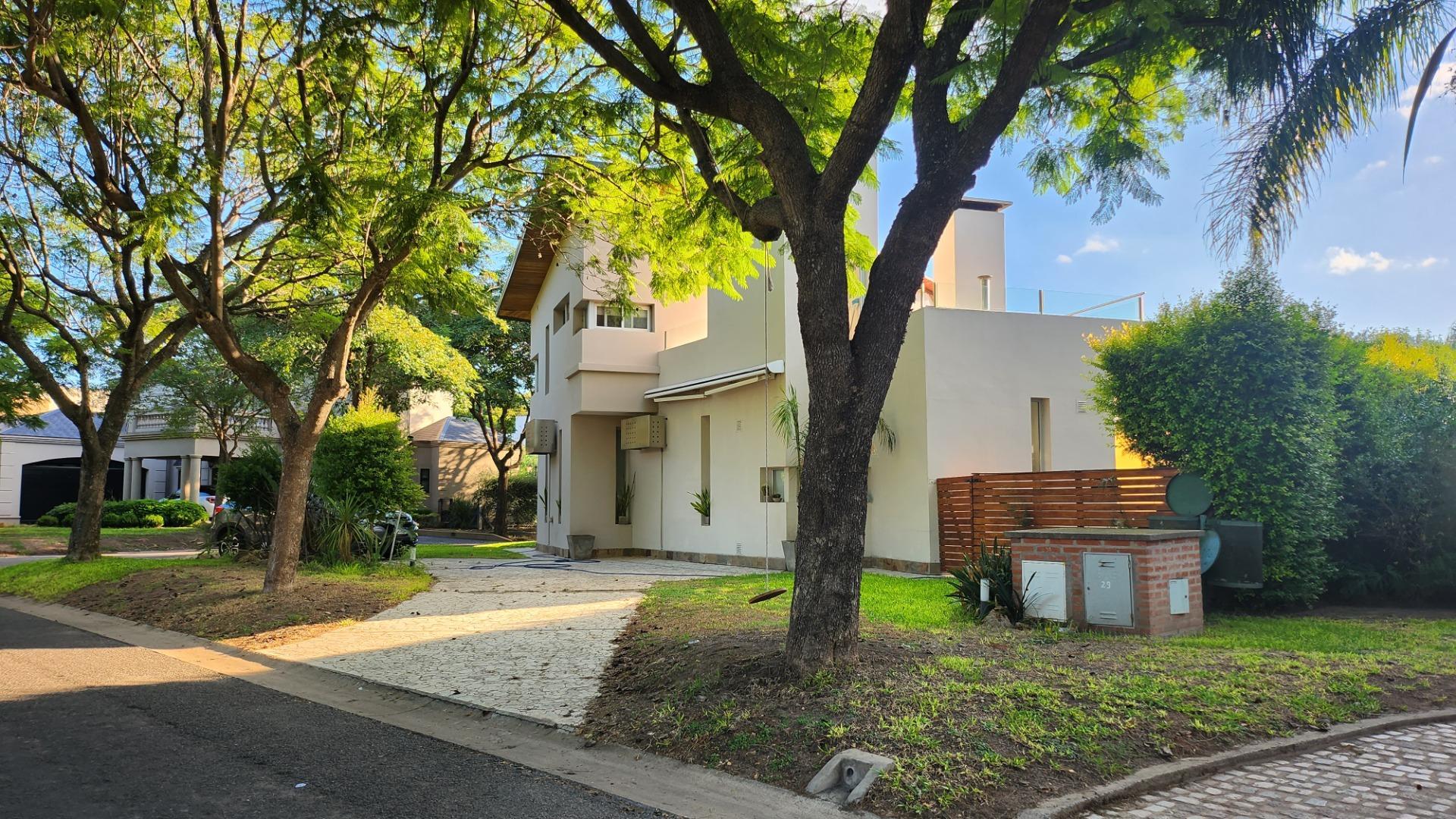 Casa en Venta con 3 cocheras