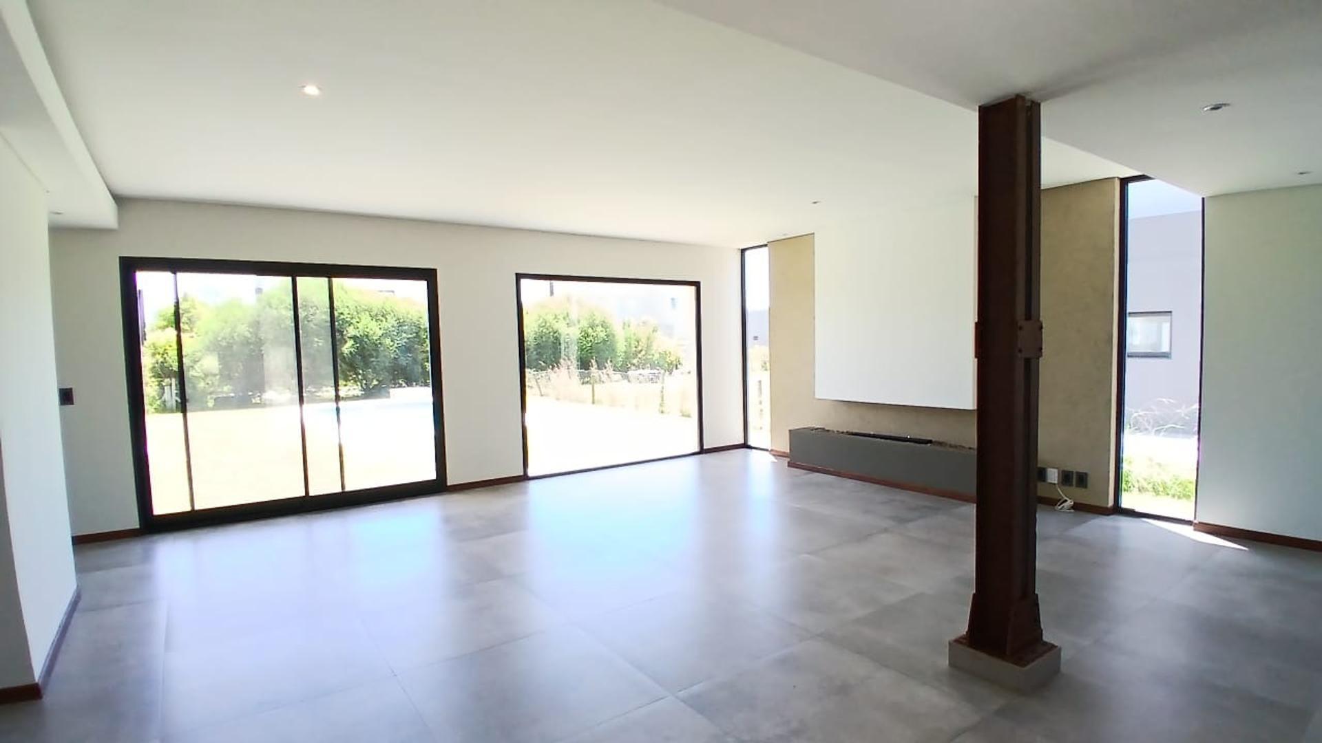Casa en Venta con 6 cocheras