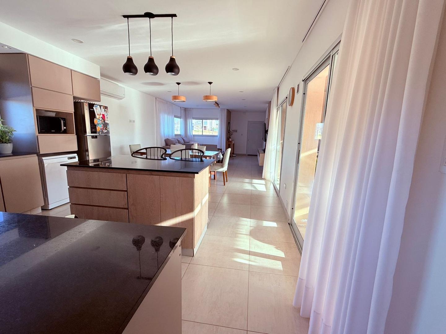 Casa 4 ambientes con 3 baños