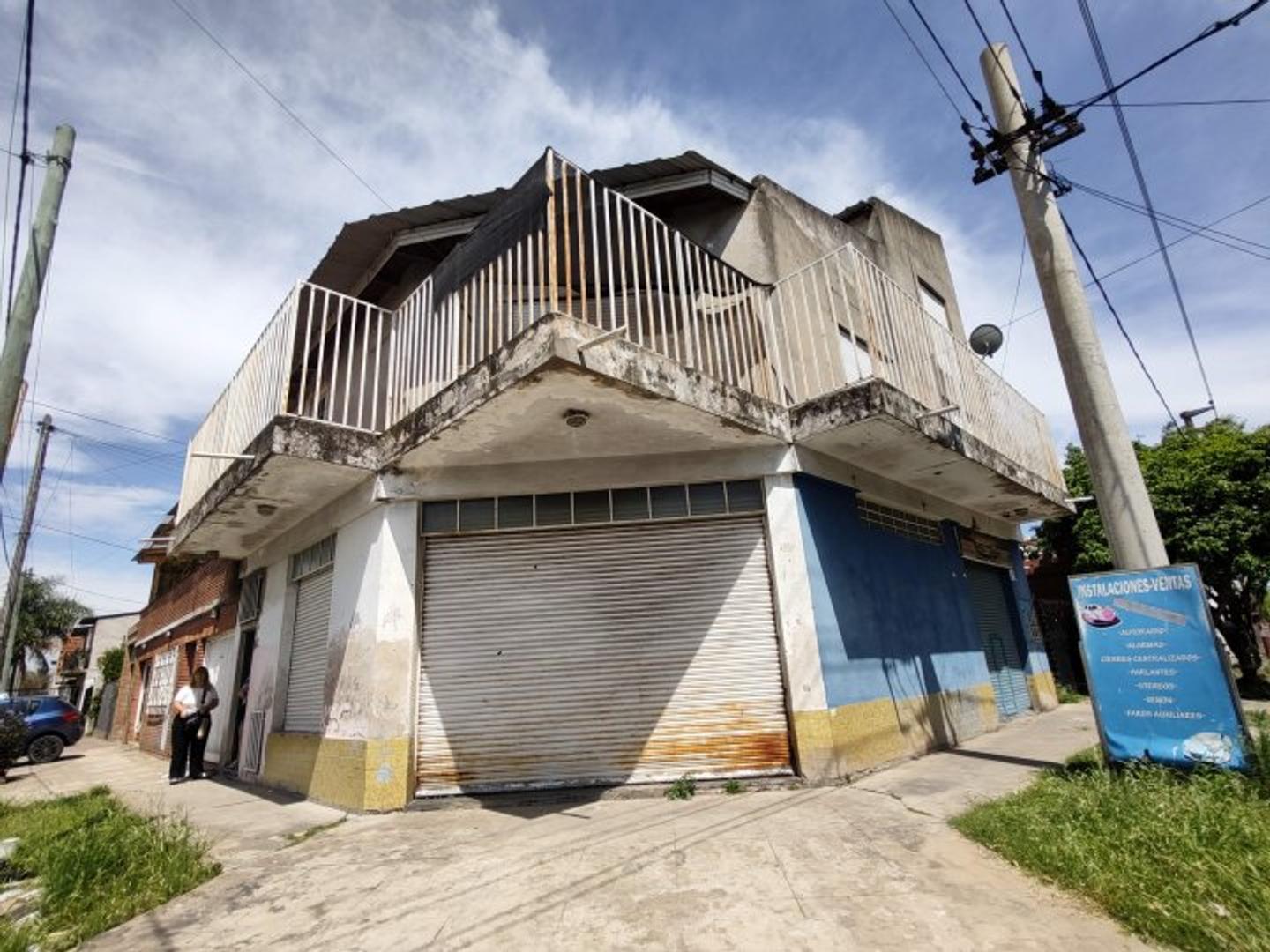 Venta PH 4 ambientes con 2 locales en Villa Luzuriaga