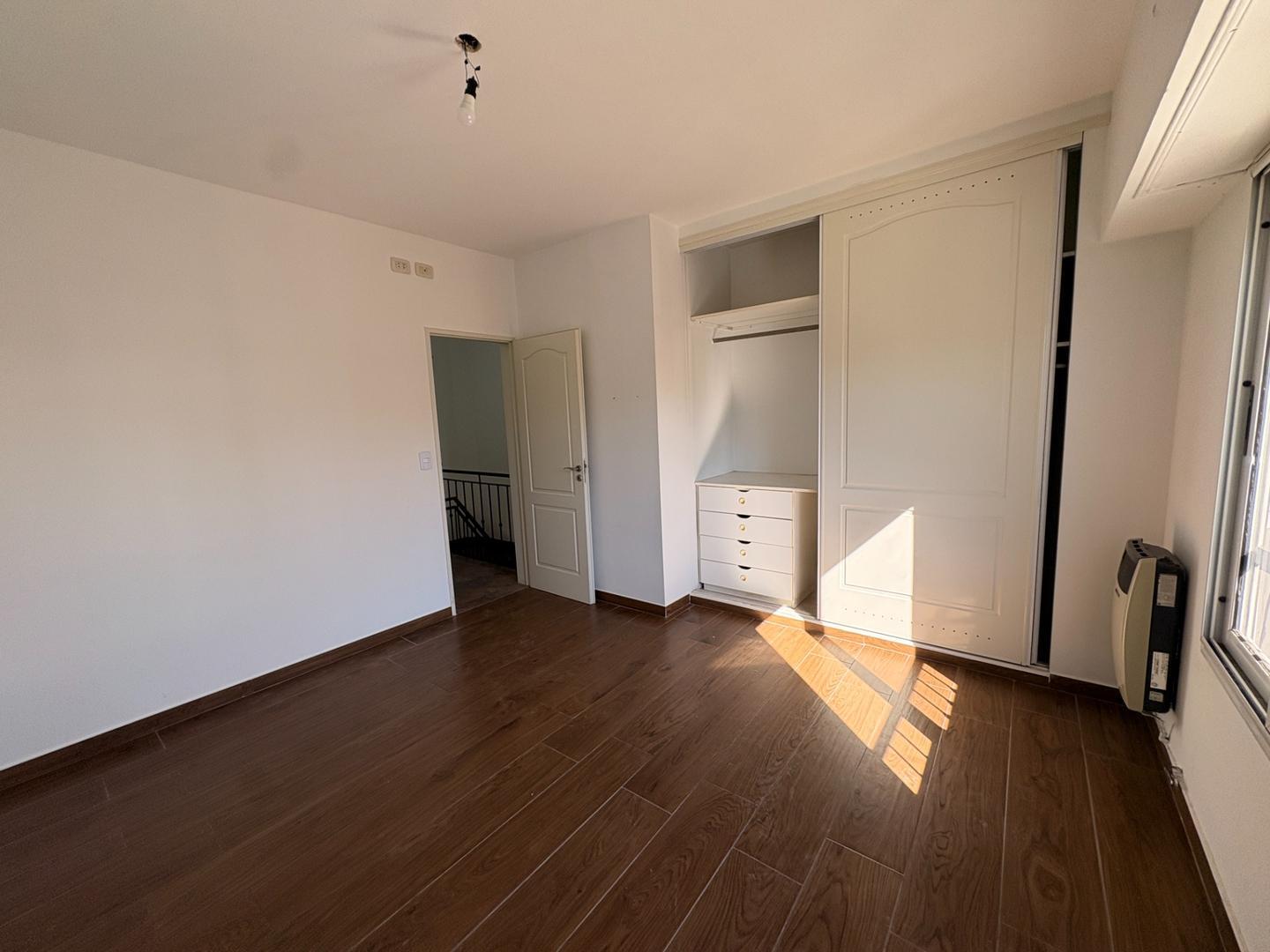 Depto Tipo Casa en Alquiler con 1 cocheras