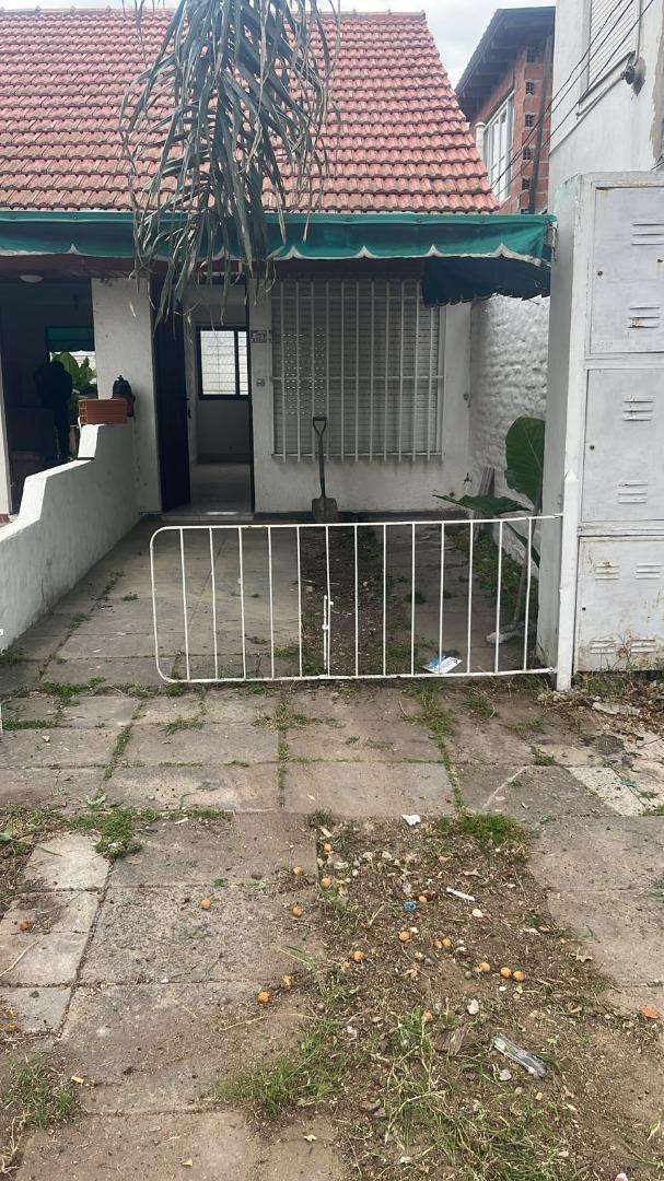 Duplex al frente con entrada de auto