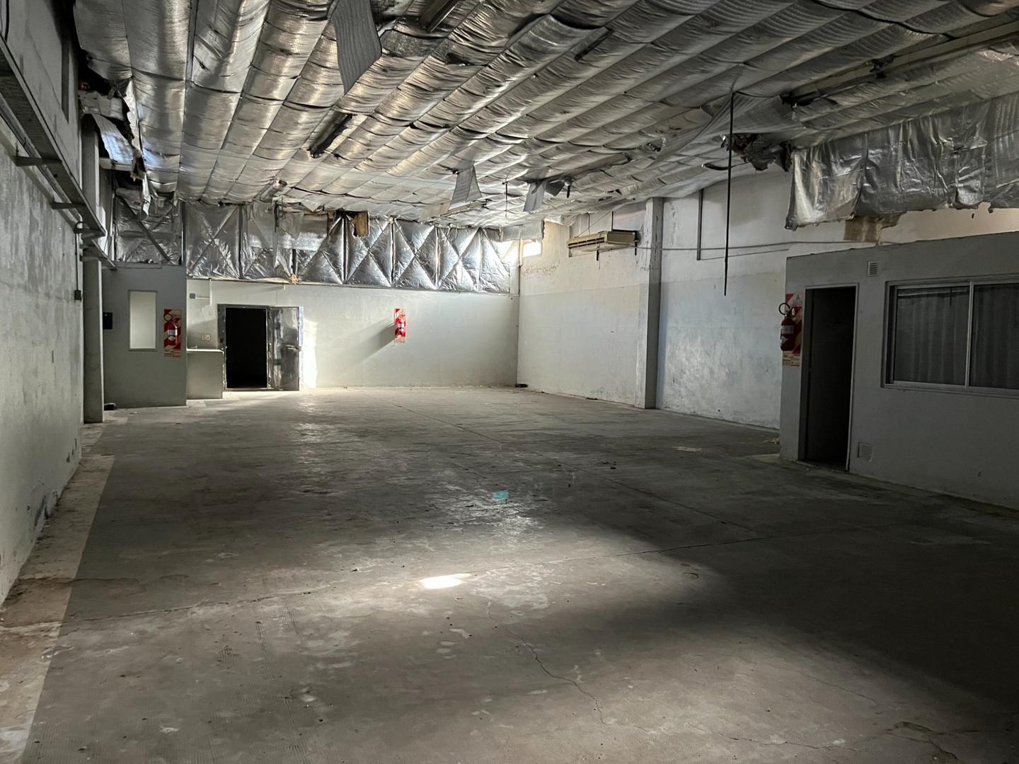 Muy buen galpón con local en PB y vivienda en PA