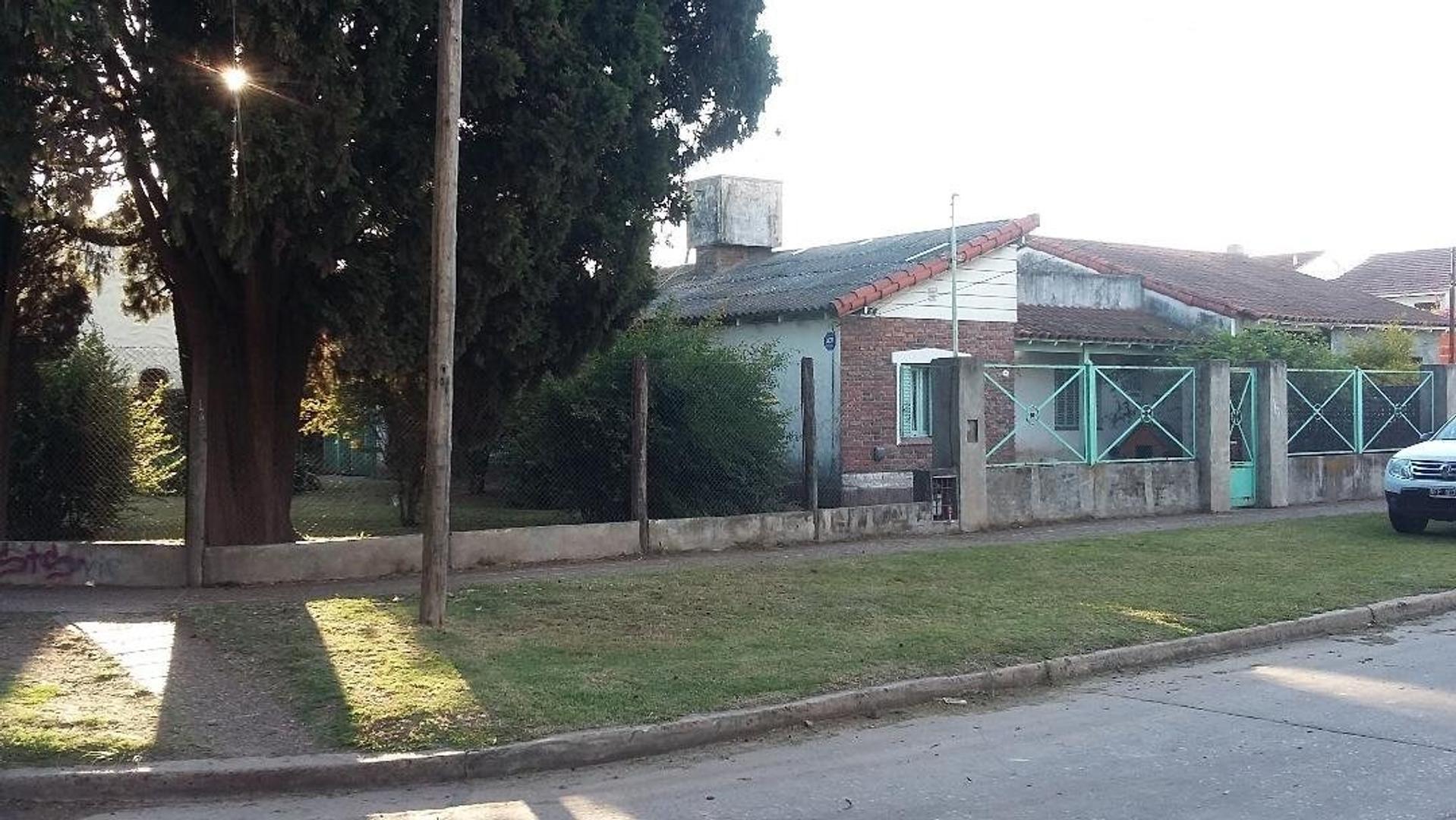 CASA TRES AMBIENTES + DEPARTAMENTO DOS AMBIENTES + LOTE