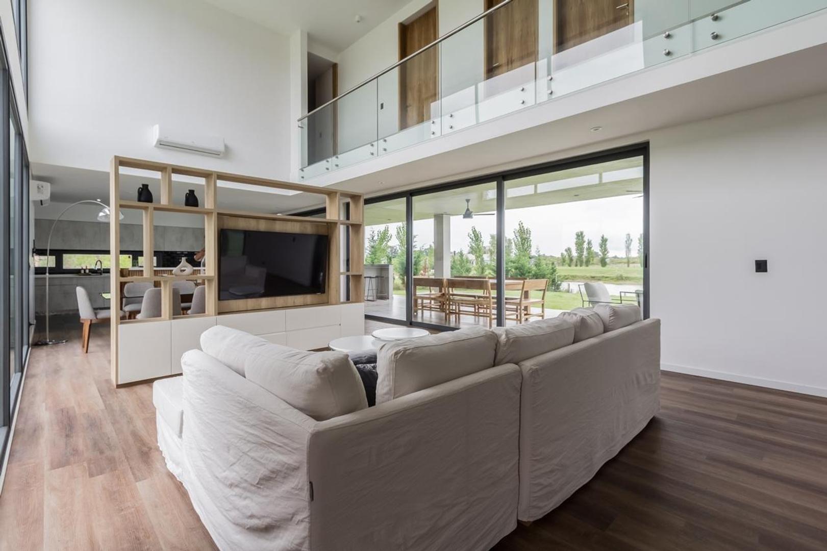 Casa 5 ambientes con 4 baños