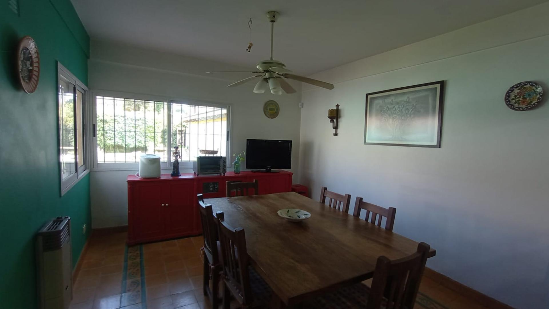 Casa 4 ambientes con 2 baños