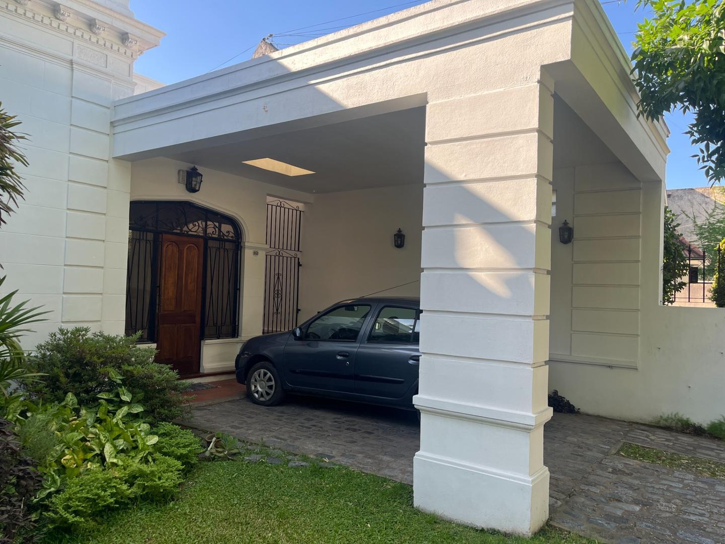 Banfield VENTA casa jardín piscina 4 dorm BUENA ubicacion