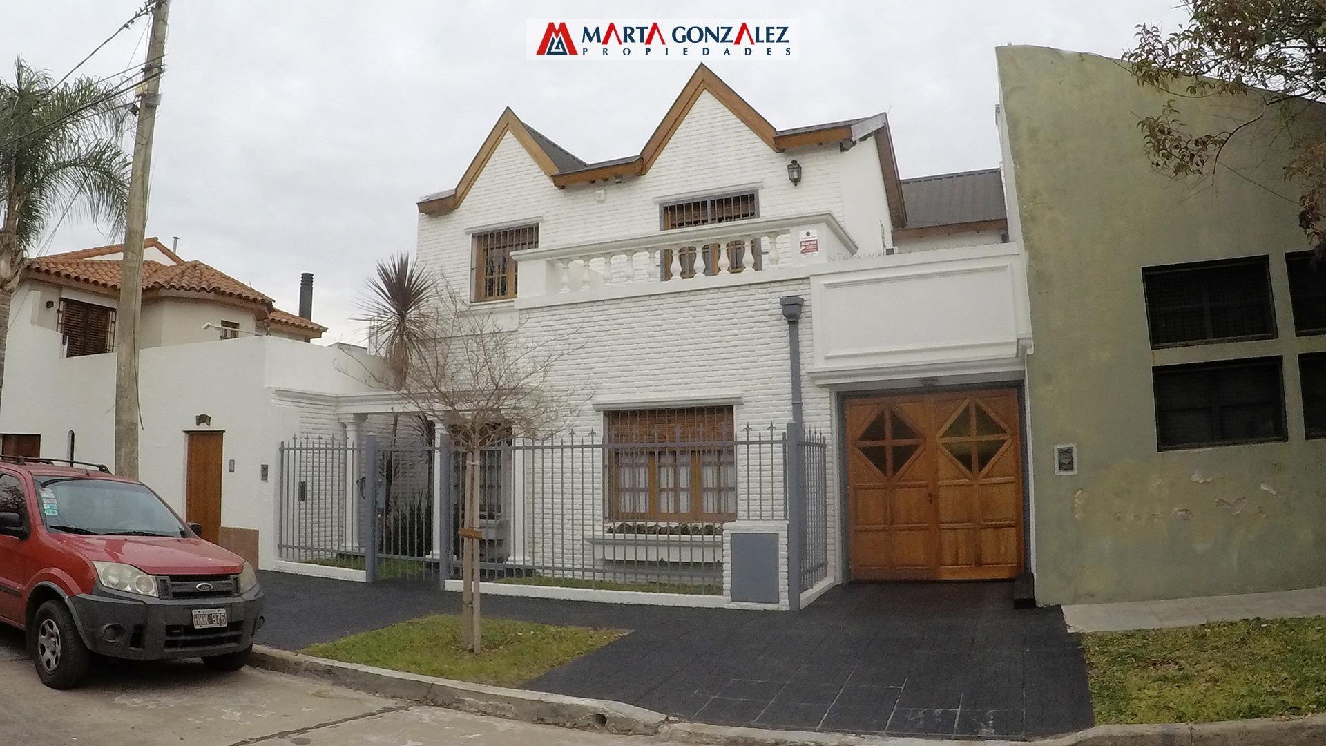 VENTA CASA  3 DORMITORIOS FONDO PISCINA