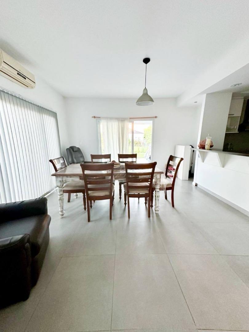 Venta casa 4 ambientes en Fincas de San Vicente Chacras