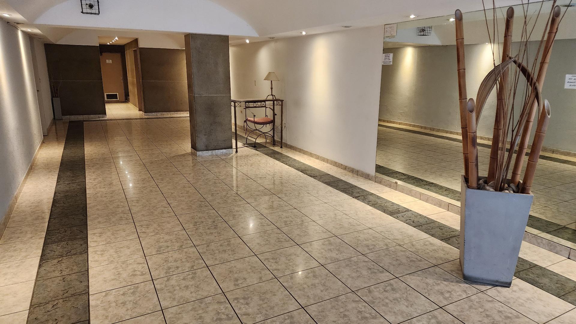 Amplio semipiso de 4 ambientes c/dep. y cochera