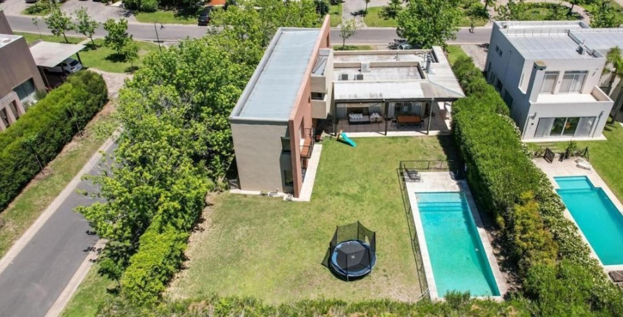 Casa en Venta con 2 cocheras