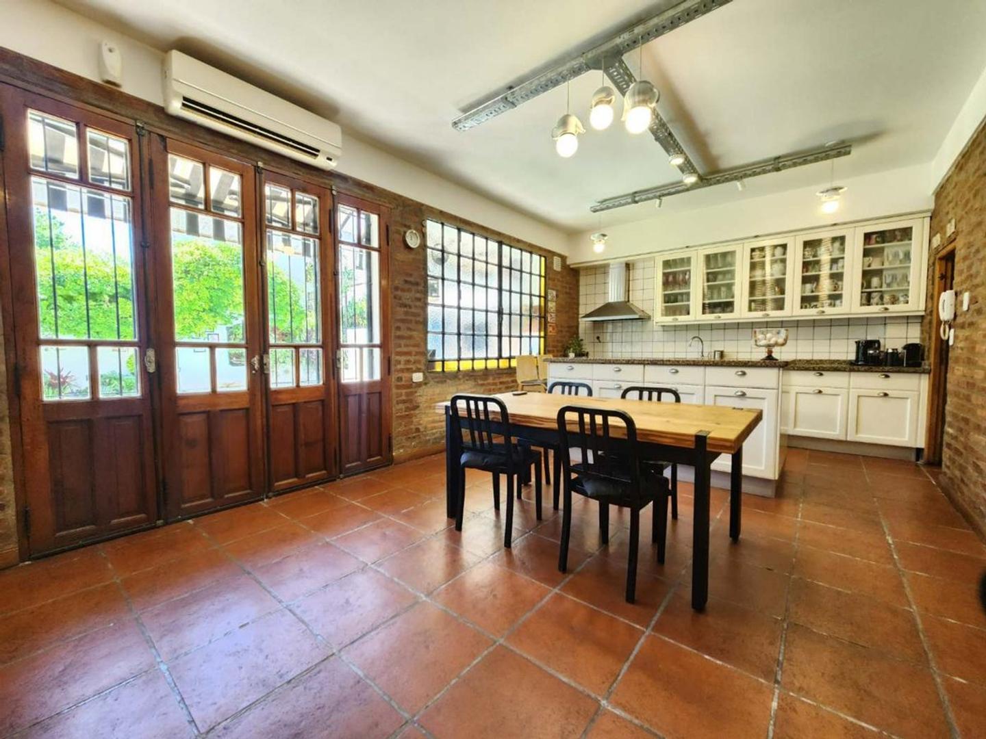 VENTA CASA, 6 AMBIENTES, HAEDO, JARDIN Y PILETA.