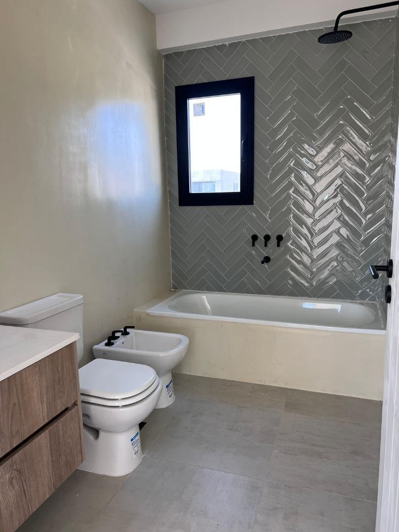 CASA 4 AMBIENTES EN BARRIO CERRADO