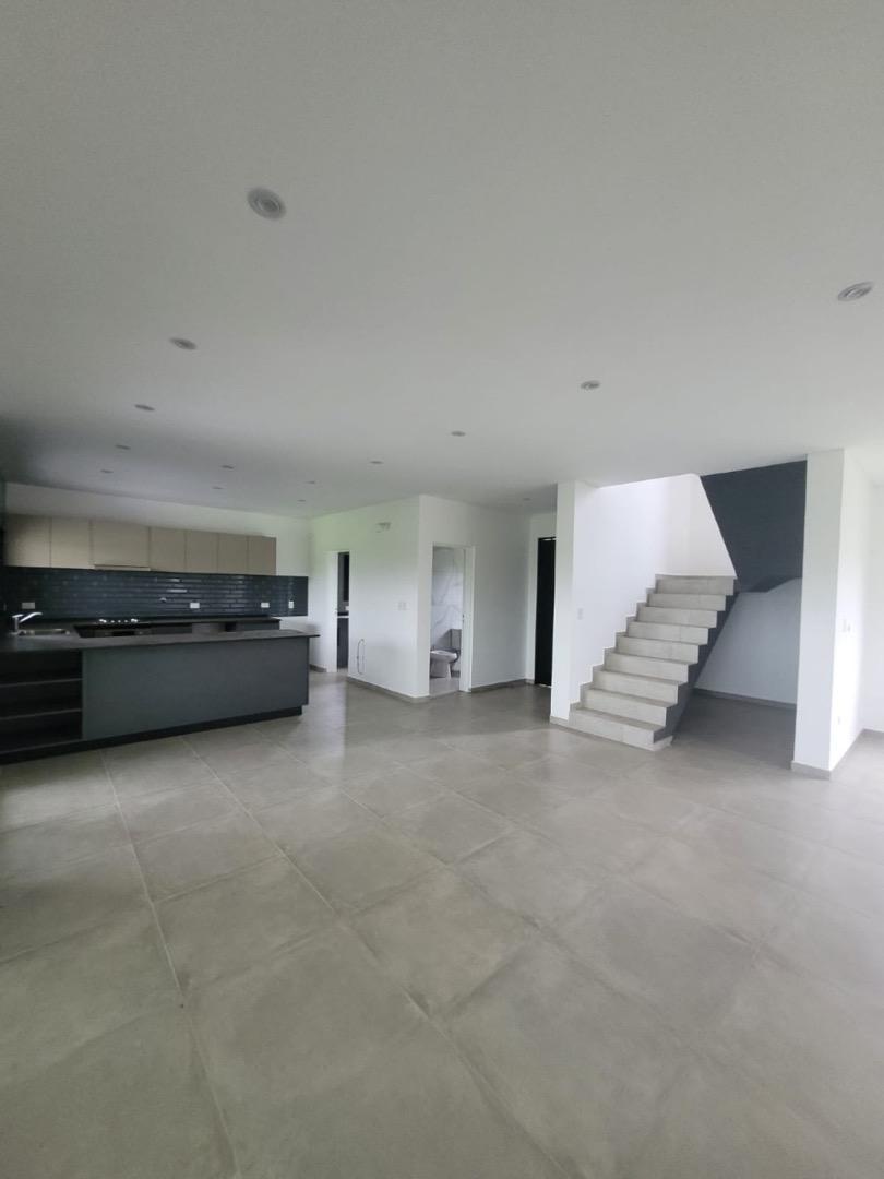 Casa 4 ambientes con 3 baños