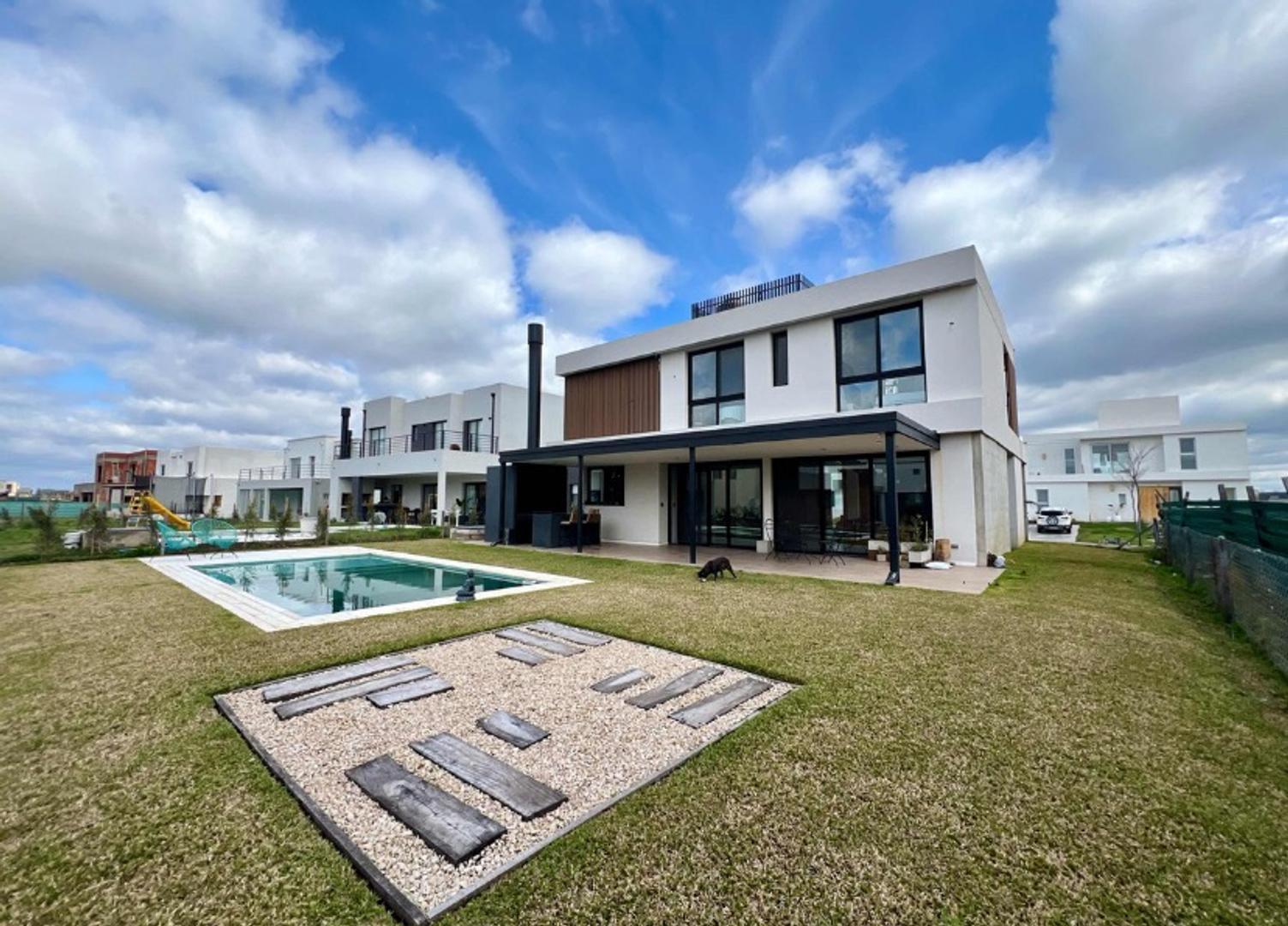 Casa en Venta con 2 cocheras