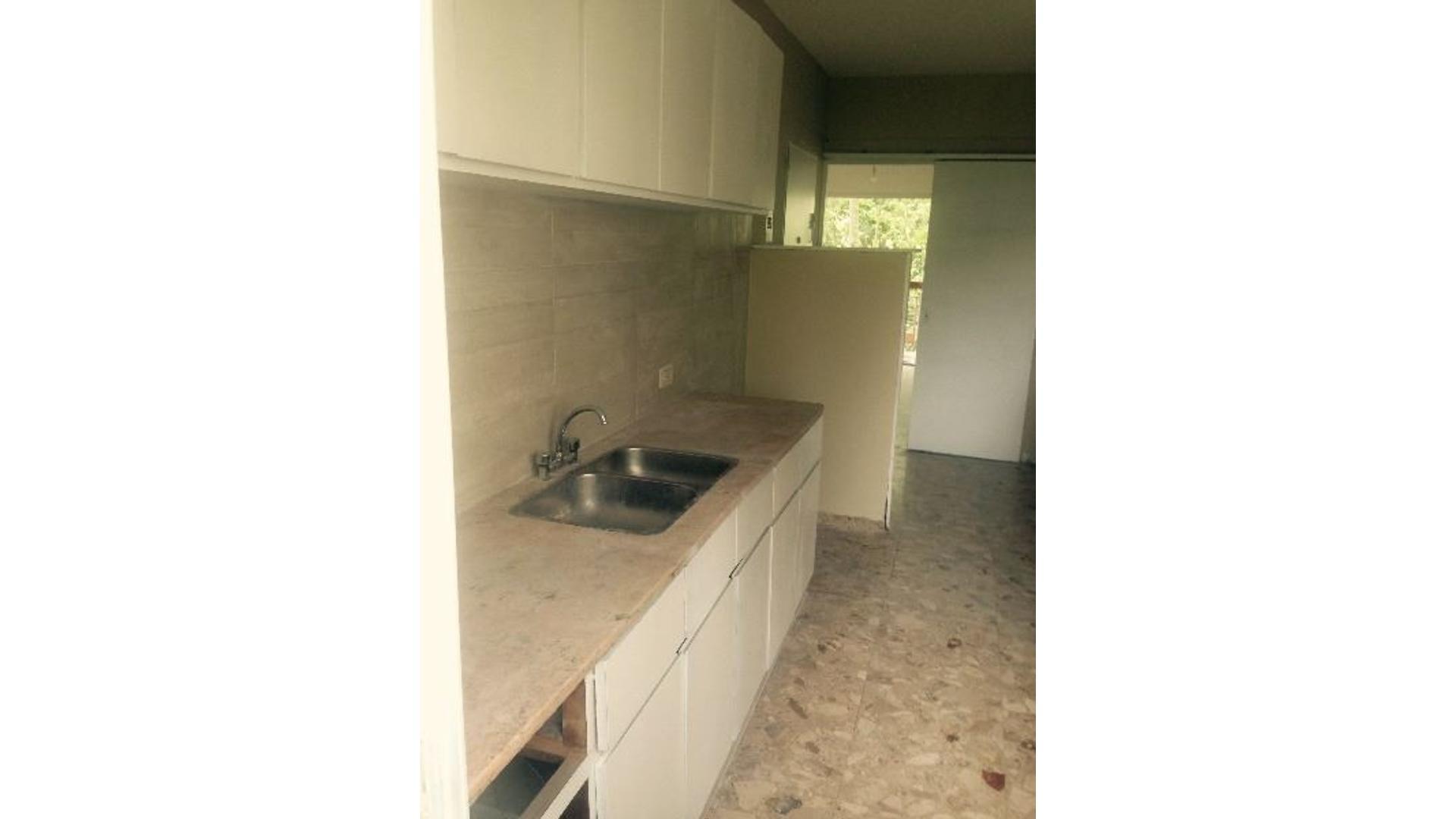 Depto al frente con 3 dormis + dependencia y espacio guarda