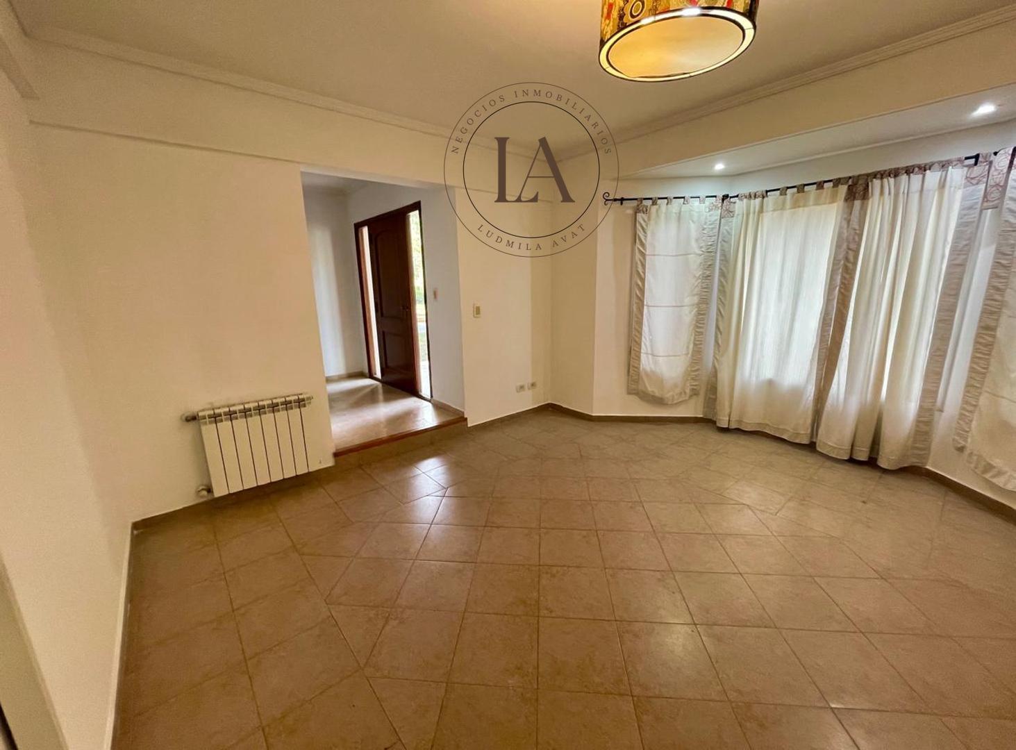Casa en Alquiler con 3 cocheras