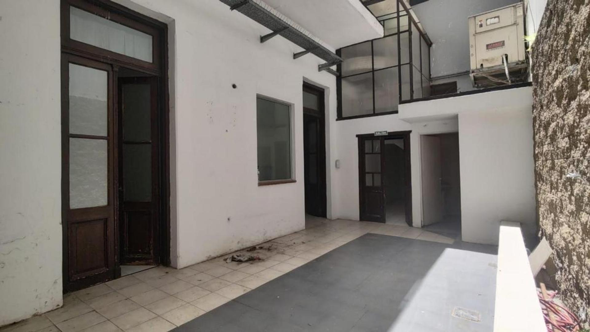 Alquiler. Depósito/Local/Oficina. 300 m². Córdoba y Dorrego.