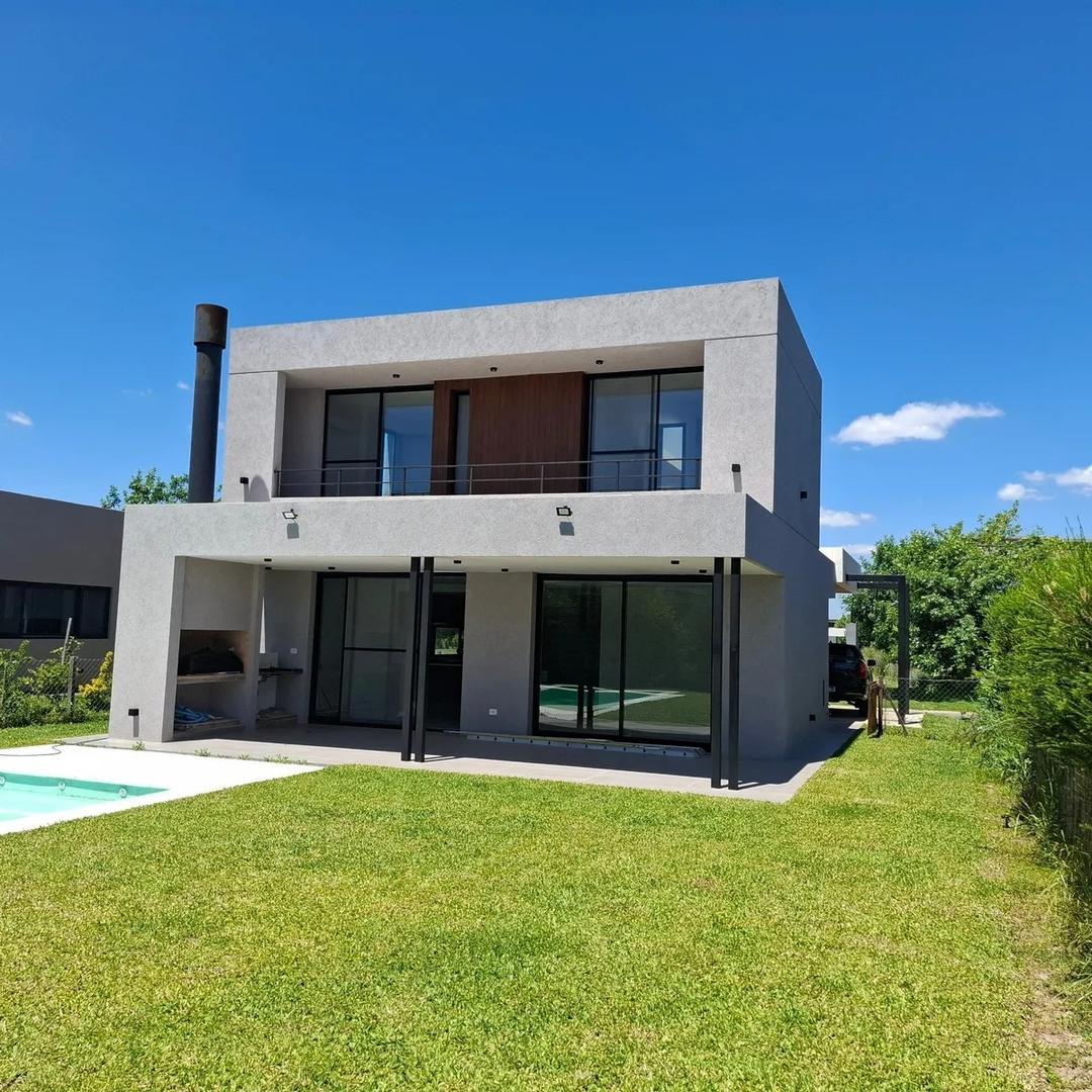 Casa 4 ambientes con 3 baños