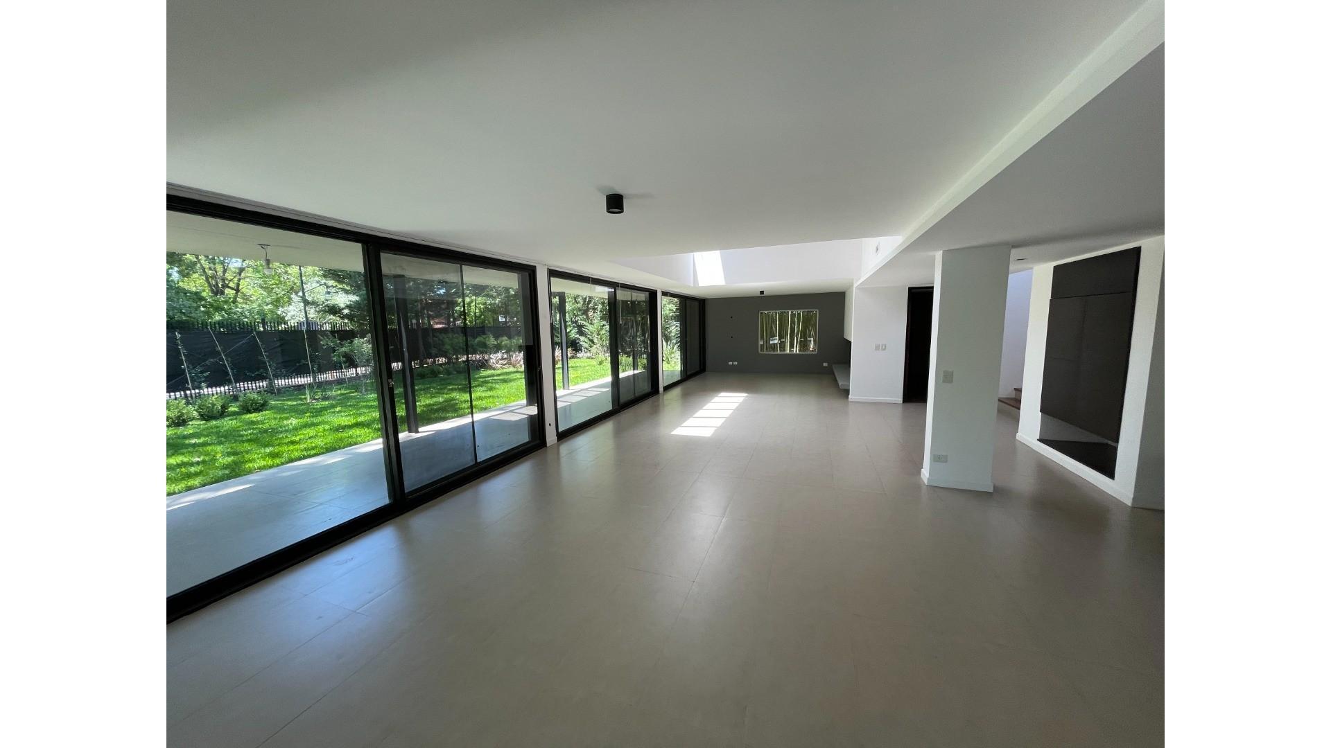 Casa en Venta con 3 cocheras