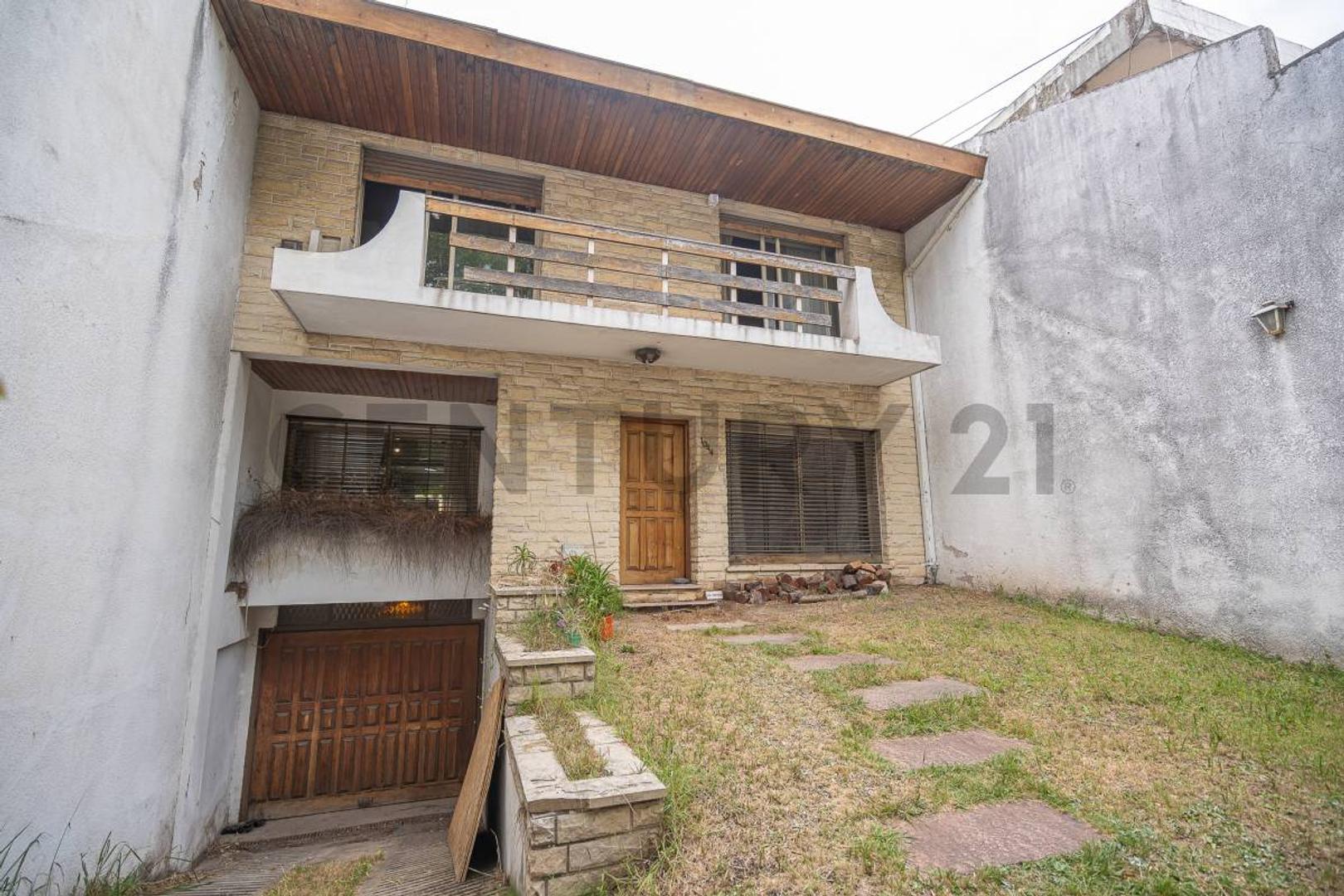 Casa en Venta con 2 cocheras