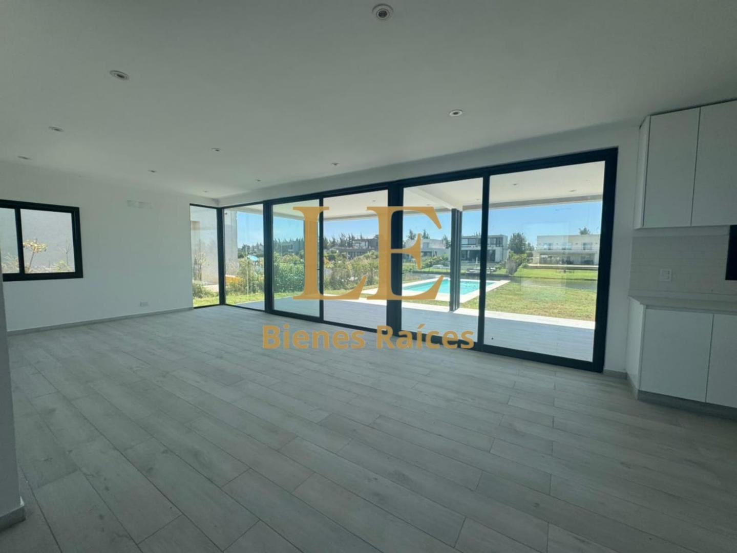 Casa en Venta con 5 cocheras