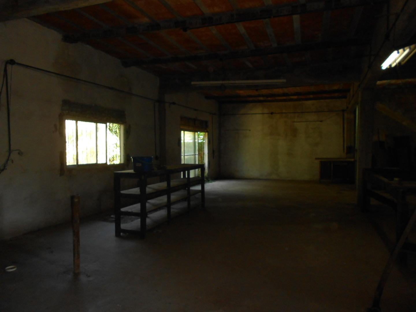 LOTE EN VENTA :: 810m2 :: ASFALTO :: CON GALPON DE 200m2