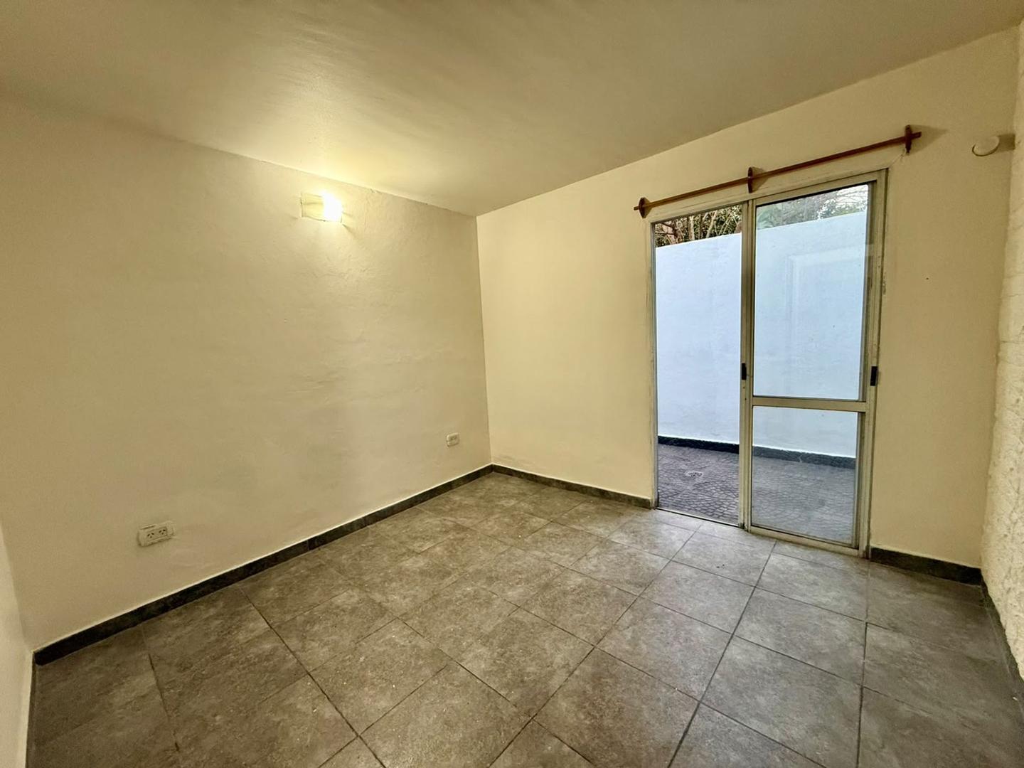 Depto Tipo Casa en Alquiler en Castelar, $ 480.000