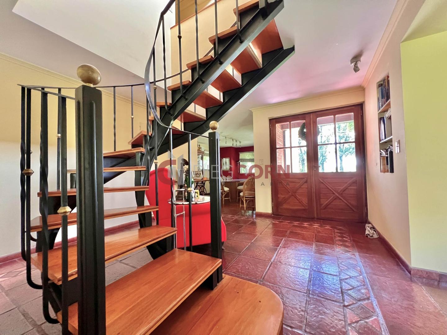 Casa 5 ambientes con 4 baños