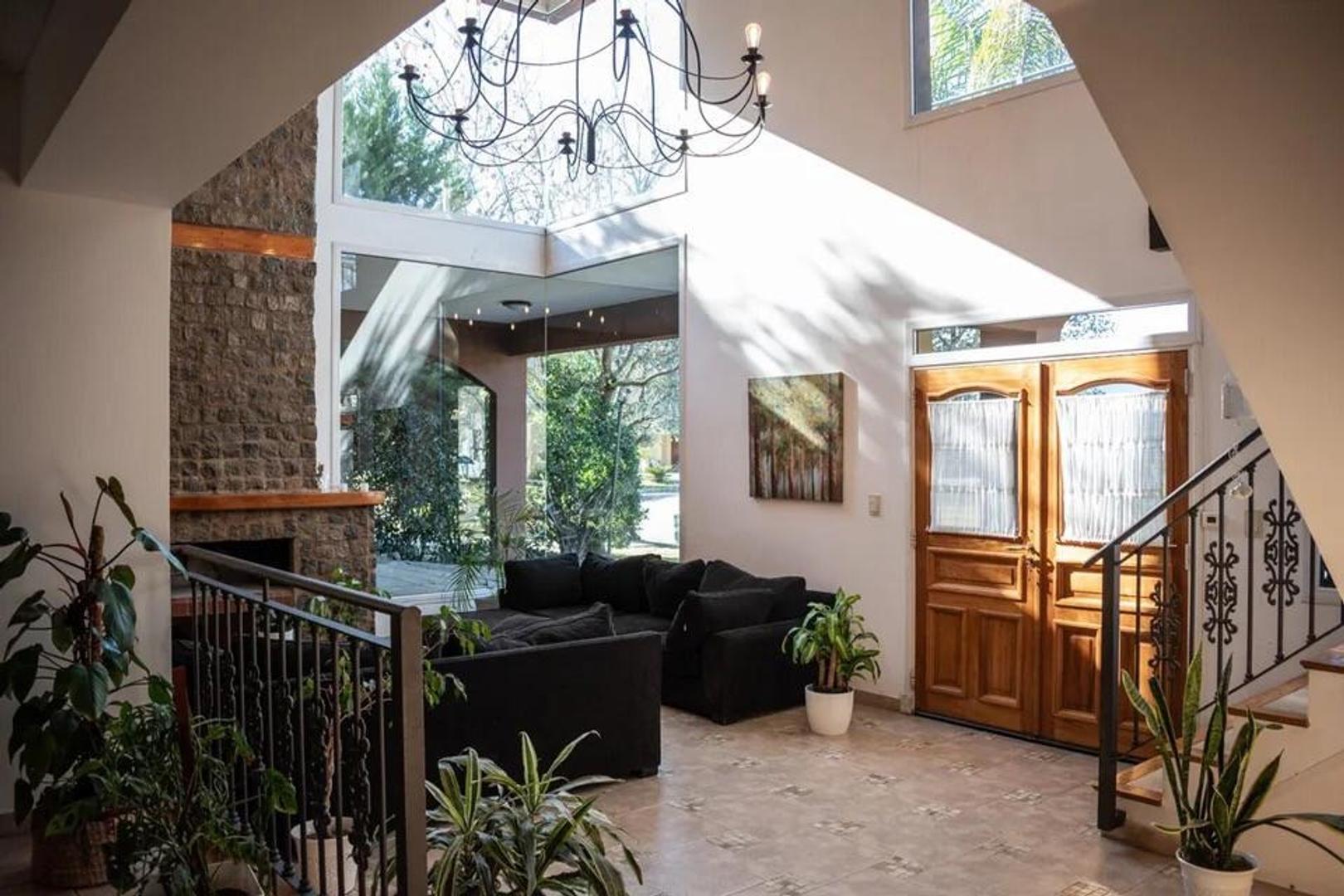 Casa 6 ambientes con 2 baños