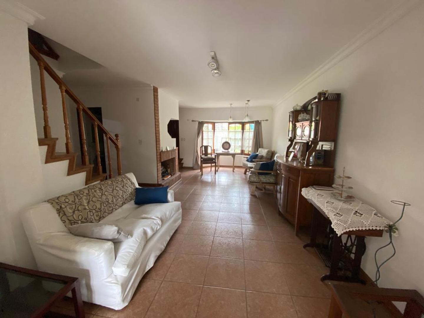 Casa en Venta con 4 cocheras