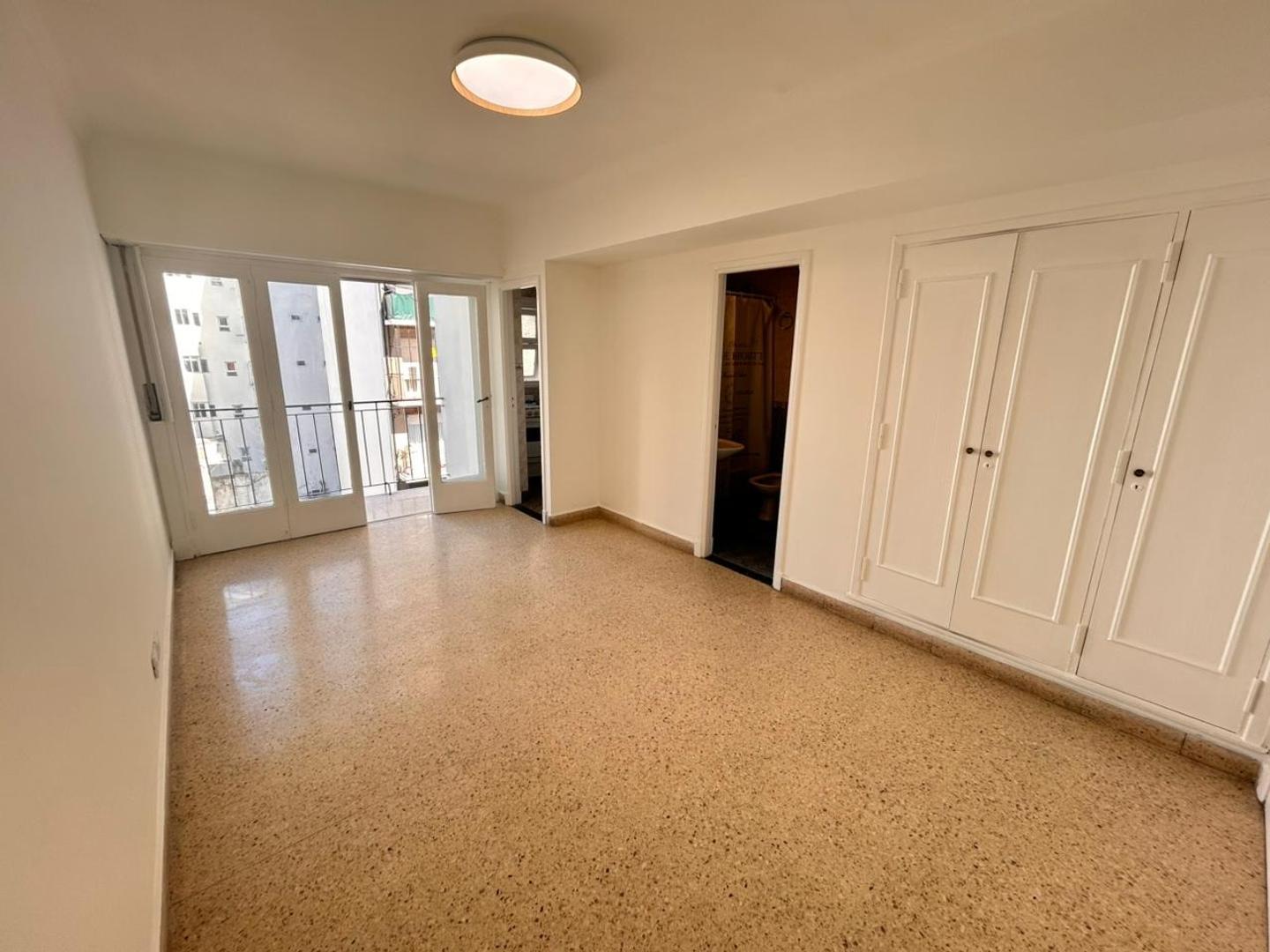 Venta Ambiente amplio a la calle con balcón saliente