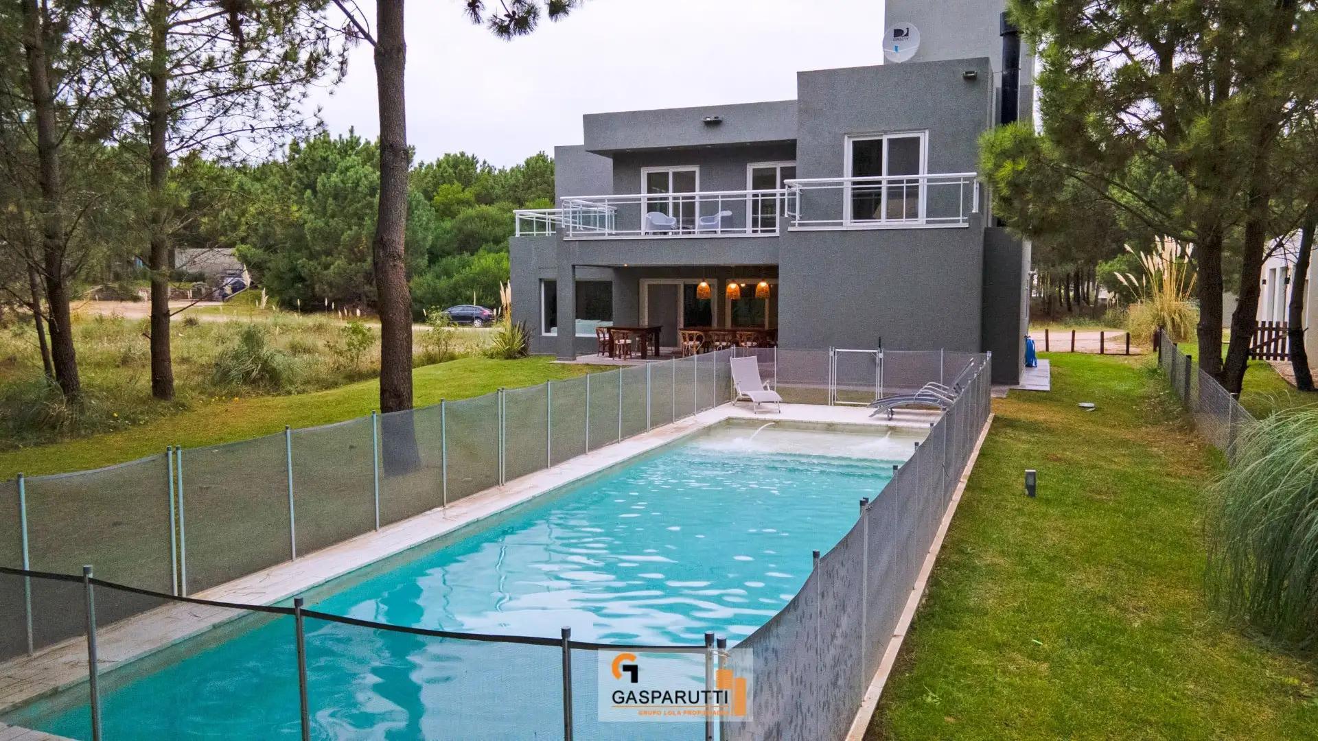 Casa en Venta con 2 cocheras