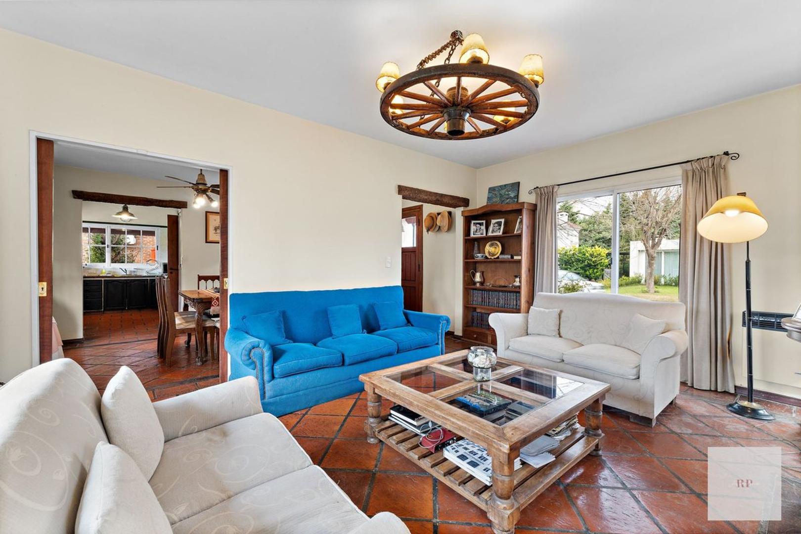 Casa 4 ambientes con 2 baños